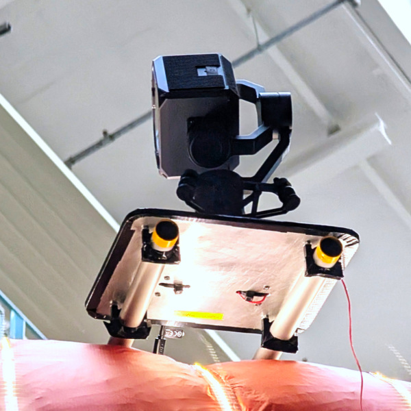 Kamera-System mit Gimball auf dem Aerialworker Kamera-System auf Plattform